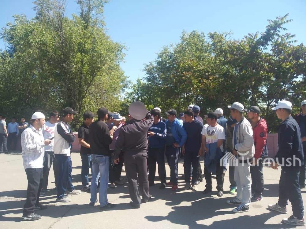 Родственники избитых во время продажи календарей Орозо парней собрались на митинг. Фото