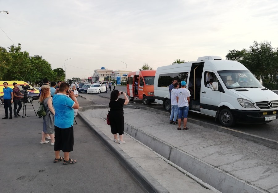 Для желающих вернуться в Арысь специально выделили автобусы, с 6.00 со всех эвакуационных пунктов началась отправка людей.